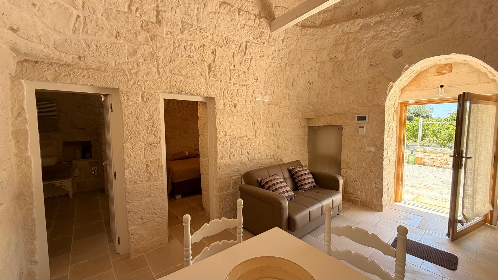 Trulli Comunicanti, Restaurati con Antico Camino, Ulivi Secolari.